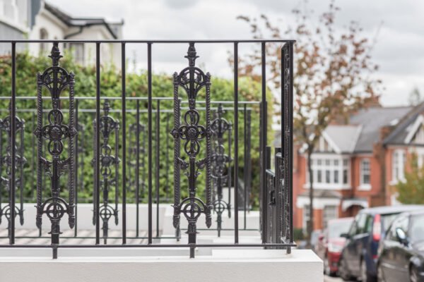 Classic Iron Railings - 图片 2