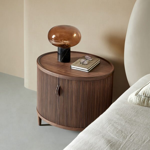 Space-Saving Nightstand: Functional Storage for Bedrooms - 图片 3